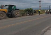 🚨 Tragedia: un choque entre un tractor y un auto dejó un muerto y un herido grave