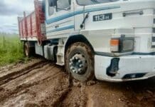 Indignación: transportistas desoyen la prohibición y dañan caminos rurales tras las lluvias