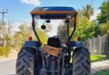 🚨 Un joven motociclista lucha por su vida tras chocar contra un tractor y quedar gravemente herido