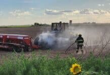 🔥 Dramático incendio en pleno campo: un tractor se prendió fuego mientras sembraba