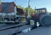 Violento choque entre un tractor y un camión: un conductor terminó hospitalizado