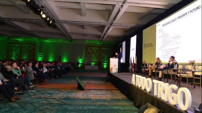 a_todo_trigo_1200x675 Congreso A Todo Trigo con auditorio completo y panel de especialistas en escenario durante una jornada técnica sobre el negocio del trigo en Argentina