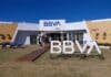 BBVA llevó inteligencia artificial y créditos en dólares al campo en Expoagro 2026 Stand de BBVA Agro en Expoagro 2026 con productores ingresando para conocer créditos en dólares y herramientas con inteligencia artificial para el campo argentino