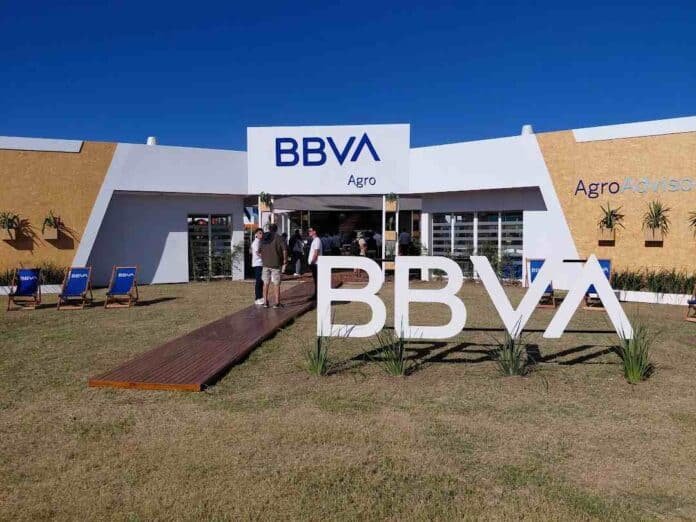Stand de BBVA Agro en Expoagro 2026 con productores ingresando para conocer créditos en dólares y herramientas con inteligencia artificial para el campo argentino