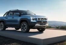 🚨 BYD lanza la preventa de su pick-up híbrida en Argentina: 437 CV y hasta 840 km de autonomía Pick-up híbrida BYD Shark DMO estacionada en un entorno urbano con punto de carga eléctrica, destacando su diseño moderno y tecnología enchufable.