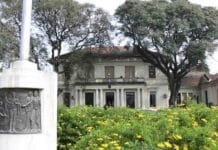 🚨 FAUBA pierde 83 docentes y advierte: peligra el ciclo lectivo 2026 Edificio de la Facultad de Agronomía de la UBA rodeado de espacios verdes, en el contexto de la crisis por renuncias de docentes e investigadores en 2026