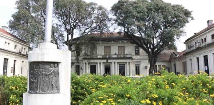 fauba-facultad-agronomia-uba-crisis-docente-2026 Edificio de la Facultad de Agronomía de la UBA rodeado de espacios verdes, en el contexto de la crisis por renuncias de docentes e investigadores en 2026