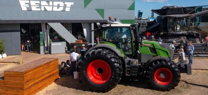 Tractor Fendt exhibido en Expoagro 2026 con productores recorriendo el stand, maquinaria agrícola de alta tecnología en una de las principales ferias del agro argentino.