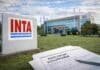 El INTA lanza retiros voluntarios para reducir 1.500 puestos: ajuste de hasta el 26% del personal Sede del INTA con maquinaria agrícola y documento de retiro voluntario en primer plano, en el marco del plan para reducir personal en el organismo