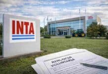 El INTA lanza retiros voluntarios para reducir 1.500 puestos: ajuste de hasta el 26% del personal Sede del INTA con maquinaria agrícola y documento de retiro voluntario en primer plano, en el marco del plan para reducir personal en el organismo