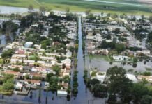 El temporal dejó 200 mm en horas: un pueblo inundado y evacuaciones en Córdoba Vista aérea de un pueblo inundado en Córdoba tras lluvias de casi 200 mm, con calles y viviendas anegadas por el agua.