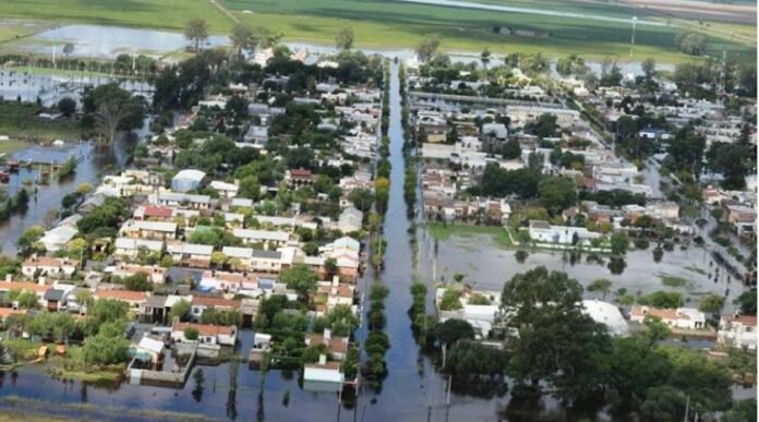 inundaciones-cordoba-pueblo-bajo-agua-200mm-ruralnet Vista aérea de un pueblo inundado en Córdoba tras lluvias de casi 200 mm, con calles y viviendas anegadas por el agua.