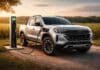 Pick-ups: hasta 75% menos gasto o máxima autonomía, qué conviene hoy entre híbrida y diésel Pick up eléctrica cargando en zona rural con campo agrícola de fondo, representando nuevas tecnologías en movilidad para el agro argentino