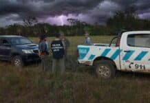 FAA denuncia hostigamiento en Formosa: policías irrumpen en reunión de productores y crece la tensión Efectivos policiales y productores rurales junto a camionetas en un campo de Formosa bajo cielo tormentoso, en un contexto de tensión durante una reunión privada