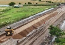 Reconstruyen una ruta clave al Gran Rosario: avanza al 50% el acceso de miles de camiones a los puertos Obras de reconstrucción del Camino de la Cremería con maquinaria vial trabajando sobre la Ruta 25, acceso clave de camiones a los puertos del Gran Rosario