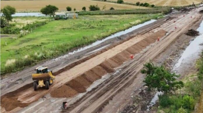 reconstruccion-ruta-25-cremeria-puertos-rosario-ruralnet Obras de reconstrucción del Camino de la Cremería con maquinaria vial trabajando sobre la Ruta 25, acceso clave de camiones a los puertos del Gran Rosario