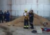 Tragedia en un silo: muere un operario tras quedar atrapado por granos Operativo de rescate en una planta de silos en Pergamino tras un accidente con granos, con personal de emergencia trabajando junto a un silo cerealero