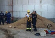 Tragedia en un silo: muere un operario tras quedar atrapado por granos Operativo de rescate en una planta de silos en Pergamino tras un accidente con granos, con personal de emergencia trabajando junto a un silo cerealero