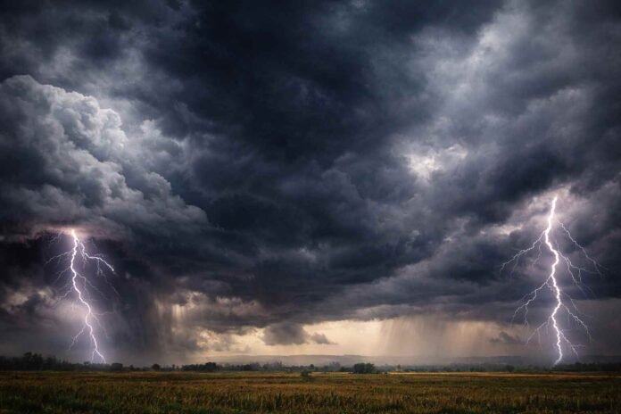 tormenta Portada de alerta meteorológico para ruralnet.com.ar: imagen dramática de dos relámpagos simultáneos impactando sobre un campo de cultivos bajo un cielo de tormenta severa.