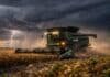 Pronóstico para el campo: lluvias y tormentas impactan en varias provincias entre el 19 y el 21 de marzo Tormenta con relámpagos sobre campo de soja mientras una cosechadora Fendt sigue trabajando en la Pampa húmeda argentina
