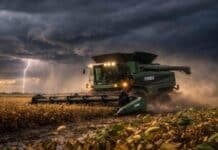 Pronóstico para el campo: lluvias y tormentas impactan en varias provincias entre el 19 y el 21 de marzo Tormenta con relámpagos sobre campo de soja mientras una cosechadora Fendt sigue trabajando en la Pampa húmeda argentina