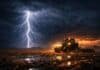 🔴 Se complica el clima en el campo: tormentas en la zona núcleo y calor de hasta 36°C entre el 28 y el 30 de marzo Tormenta eléctrica con relámpago iluminando un tractor trabajando en condiciones adversas en el campo argentino