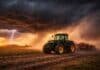 Se activa un frente clave: lluvias de hasta 70 mm y tormentas fuertes impactan en 8 provincias en plena cosecha Tormenta fuerte con relámpagos y ráfagas de viento sobre un campo agrícola al atardecer, con un tractor trabajando bajo cielo oscuro y condiciones climáticas adversas.