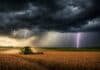Tormentas de hasta 70 mm y ráfagas de 80 km/h: alerta en Buenos Aires, Córdoba, Santa Fe, Entre Ríos y 10 provincias más Tormenta severa con relámpagos y lluvias intensas sobre un campo agrícola de la Pampa húmeda con cosechadora trabajando bajo cielo oscuro