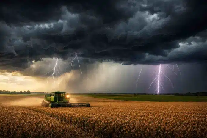 Tormenta severa con relámpagos y lluvias intensas sobre un campo agrícola de la Pampa húmeda con cosechadora trabajando bajo cielo oscuro