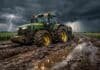Se agrava un problema clave del agro: máquinas cada vez más grandes y rutas que no alcanzan Tractor atascado en camino rural con barro extremo tras lluvias intensas en zona agrícola argentina