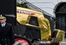 EE.UU. lanza subsidios con respaldo del 90% y US$10.000 millones para frenar la crisis del agro Tractor Fendt dorado exhibido frente a la Casa Blanca durante un evento sobre el agro en Estados Unidos, símbolo del anuncio de medidas para productores