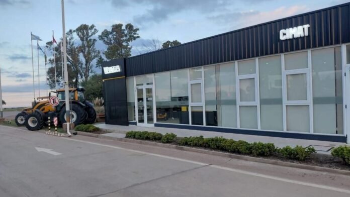Nueva sucursal de Valtra operada por Cimat en Sinsacate, Córdoba, con instalaciones modernas sobre Ruta 9 y maquinaria agrícola en el exterior