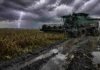 Avanza un frente inestable: lluvias, tormentas y viento frenan la cosecha del 17 al 19 de abril Cosechadora detenida en un lote de soja anegado en la Pampa húmeda, con barro profundo y un relámpago en el cielo, reflejando cómo el clima frena la cosecha.