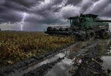 Avanza un frente inestable: lluvias, tormentas y viento frenan la cosecha del 17 al 19 de abril Cosechadora detenida en un lote de soja anegado en la Pampa húmeda, con barro profundo y un relámpago en el cielo, reflejando cómo el clima frena la cosecha.