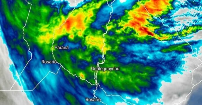 Imagen satelital con lluvias intensas y núcleos activos sobre el Litoral argentino, afectando zonas como Rosario, Paraná y Gualeguaychú con precipitaciones persistentes.
