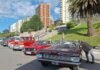 60 autos clásicos y 200 referentes del agro: Advanta cerró su rally entre Mar del Plata y la estancia de Fangio en Balcarce Autos clásicos estacionados en paseo costero urbano con edificios y espacio verde en Mar del Plata