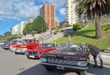 60 autos clásicos y 200 referentes del agro: Advanta cerró su rally entre Mar del Plata y la estancia de Fangio en Balcarce Autos clásicos estacionados en paseo costero urbano con edificios y espacio verde en Mar del Plata