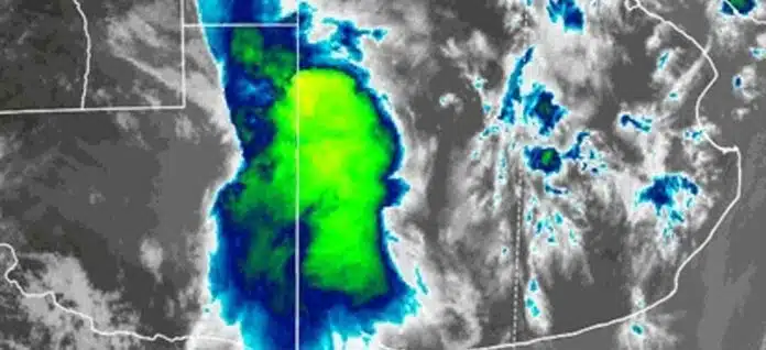 Imagen satelital que muestra un sistema de tormentas intensas con núcleos de alta actividad sobre cuatro provincias, asociado a lluvias fuertes, ráfagas y posible granizo.