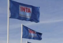 Se intensifica la crisis en el INTA: subejecución inédita y fallas operativas ponen en riesgo su funcionamiento Banderas del INTA flameando frente a un cielo despejado, en el marco de la crisis operativa y presupuestaria que afecta al organismo en Argentina.