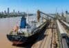 Radiografía del origen de las exportaciones argentinas: el agro lidera, pero la energía gana terreno Buque granelero operando en terminal portuaria de Rosario con infraestructura de carga y silos en Argentina