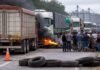 Se frena la salida de granos: bloqueos y protestas complican exportaciones en plena cosecha Bloqueo de camiones en ruta con quema de neumáticos impide el ingreso a puertos en plena cosecha en Argentina