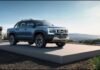 Llega una pickup híbrida de 437 CV y hasta 840 km de autonomía: el cambio que pone presión en los costos del campo Pickup BYD Shark híbrida enchufable en Argentina, estacionada en plataforma con cargador eléctrico y paisaje de fondo, destacando su diseño robusto y tecnología eléctrica.