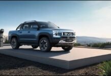 Llega una pickup híbrida de 437 CV y hasta 840 km de autonomía: el cambio que pone presión en los costos del campo Pickup BYD Shark híbrida enchufable en Argentina, estacionada en plataforma con cargador eléctrico y paisaje de fondo, destacando su diseño robusto y tecnología eléctrica.