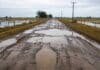 Productores del sudeste bonaerense van a la Justicia contra la tasa vial y las guías ganaderas Camino rural deteriorado con barro y agua acumulada tras lluvias intensas en zona agrícola argentina