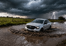 El campo sin caminos: productores denuncian un año sin transitabilidad y reclaman soluciones urgentes Pickup atravesando un camino rural inundado con barro y agua bajo cielo de tormenta con relámpagos, mostrando el impacto de las lluvias en la logística del campo