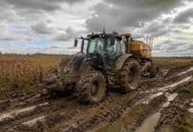 Tormentas en el norte y cambios en la zona núcleo: cómo impacta el clima en el campo del 23 al 25 de abril Maquinaria agrícola detenida en camino rural con barro por condiciones climáticas variables en la zona núcleo