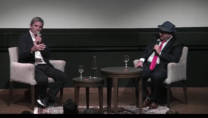 Luis Caputo y Salvador Di Stéfano durante una charla en la Bolsa de Comercio de Rosario sobre economía, agro y el crecimiento de energía y minería en Argentina.