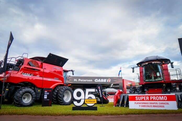 Cosechadoras Case IH en exhibición durante Innovar 2026 en Paraguay, con maquinaria agrícola de alta tecnología en un stand a campo