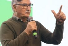 El negocio de insumos en alerta: con $15.000 millones en juego, arranca el CDA 2026 y pone el foco en márgenes y eficiencia Disertante en el Congreso de Distribuidores del Agro 2026 durante exposición en auditorio con foco en logística y eficiencia del sector