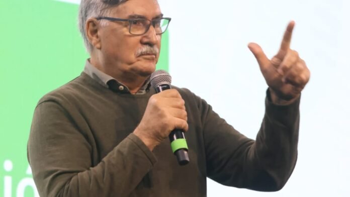 Disertante en el Congreso de Distribuidores del Agro 2026 durante exposición en auditorio con foco en logística y eficiencia del sector